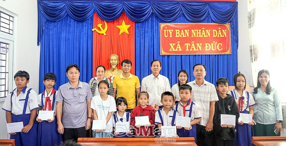 Những suất học bổng mang đến niềm vui cho các em vượt khó học giỏi trước thềm năm học mới.