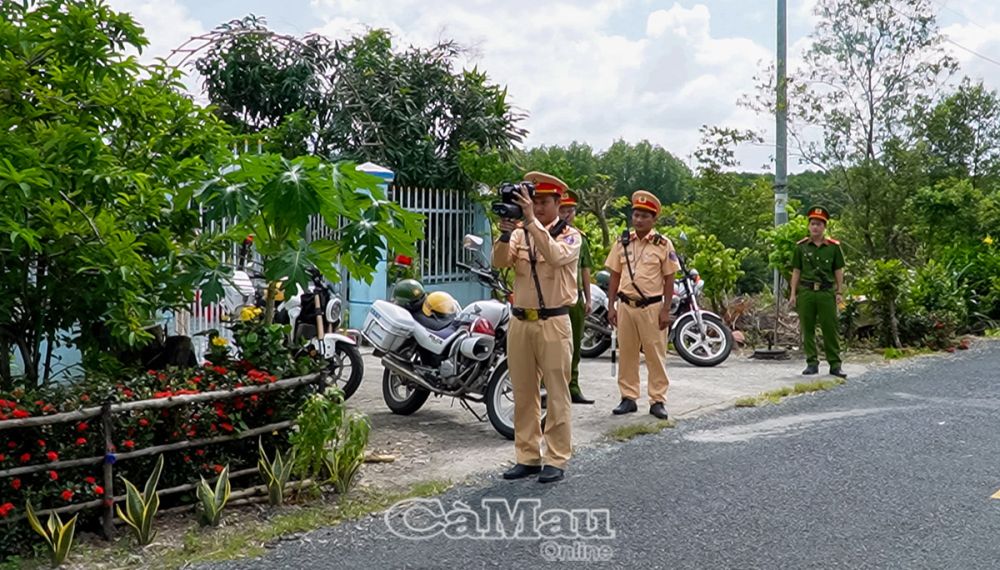 Lực lượng Cảnh sát giao thông - trật tự Công an huyện Ngọc Hiển tuần tra, kiểm soát các lỗi vi phạm có nguy cơ cao mất ATGT như chạy quá tốc độ, nồng độ cồn...