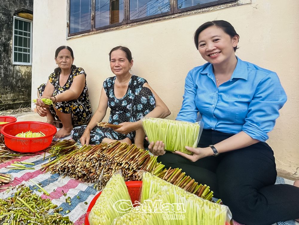 Nghề trồng năn giúp bà Quách Thị Tuyết (thứ 2 từ phải sang) có nguồn thu nhập ổn định.