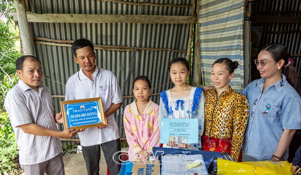 Tổng kinh phí hỗ trợ gia đình anh Lê Minh Ðương là 72,1 triệu đồng; trong đó, Ðài PT-TH Cà Mau kết nối Công ty TNHH MTV Xổ số Kiến thiết Cà Mau trao tặng gia đình 50 triệu đồng xây “Mái ấm an cư”.