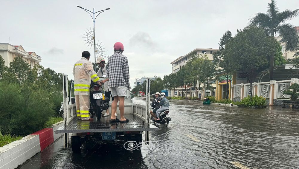 Trong những ngày qua, trên địa bàn thành phố Cà Mau có những cơn mưa lớn gây ra tình trạng ngập sâu đối với một số tuyến đường có độ cao thấp trên địa bàn thành phố Cà Mau, ảnh hưởng lớn đến việc lưu thông của người dân trên địa bàn. Đài Khí tượng thủy văn tỉnh đã có thông báo cảnh báo tình trạng ngập lụt đối với một số tuyến đường để người dân biết tránh lưu thông vào thời điểm mưa lớn.