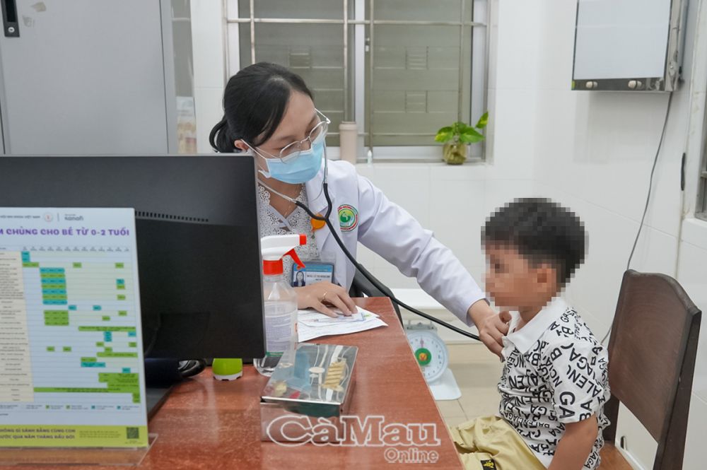 Bệnh viện Sản - Nhi Cà Mau kết hợp tuyên truyền phòng chống bệnh sởi và bệnh về đường tiêu hoá, để phụ huynh hiểu, áp dụng các biện pháp phòng bệnh cho con.