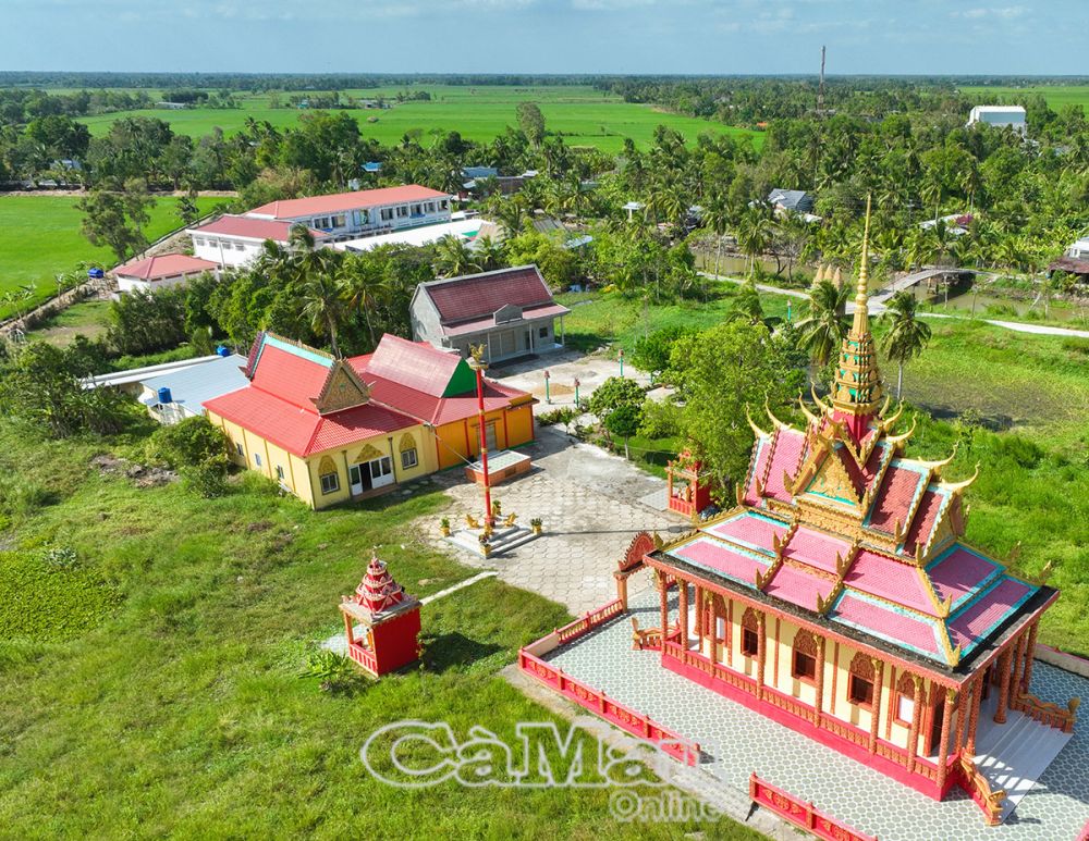 Trên vùng đồng bào dân tộc có nhiều ngôi chùa, trường học được đầu tư xây dựng khang trang, tạo điều kiện cho người dân sinh hoạt văn hoá và con em đồng bào học tập. (Trong ảnh: Chùa Rạch Cui, xã Khánh Bình Ðông, huyện Trần Văn Thời).