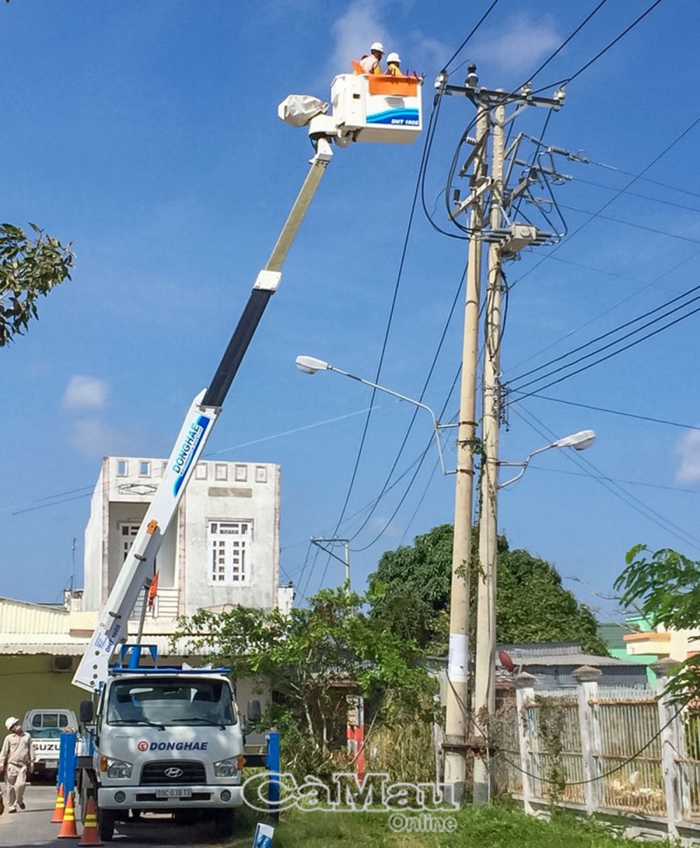 Ðể đảm bảo cấp điện an toàn, liên tục, Công ty Ðiện lực Cà Mau thường xuyên kiểm tra lưới điện, nhằm kịp thời phát hiện và khắc phục các khiếm khuyết.