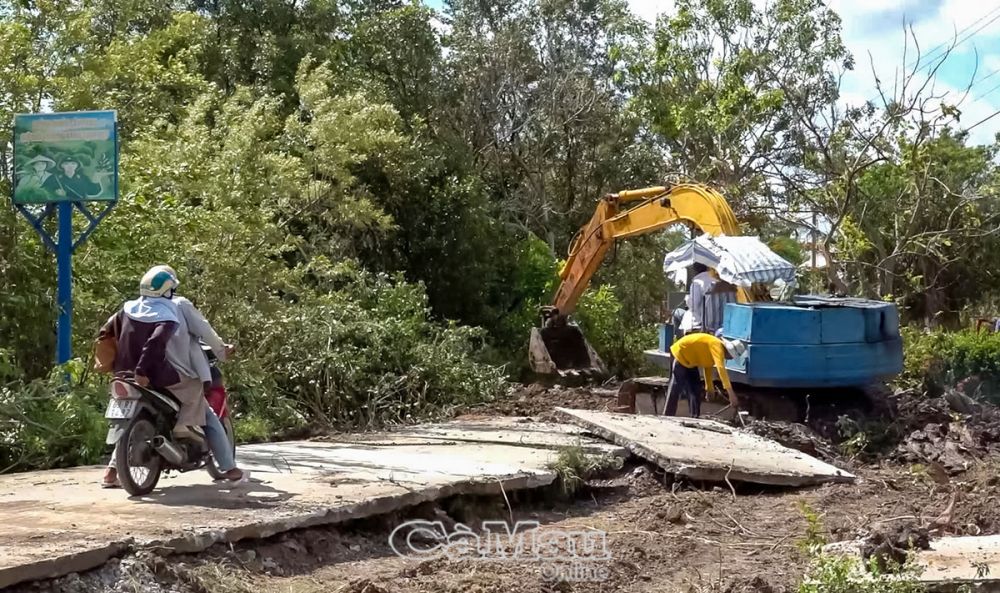 Tình trạng sạt lở đã gây ra nhiều thiệt hại trên địa bàn xã Tân Duyệt, huyện Ðầm Dơi.