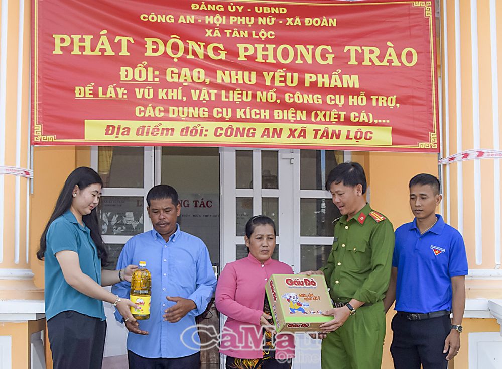 Công an, Hội Liên hiệp Phụ nữ, Xã đoàn tặng quà người dân giao nộp các dụng cụ kích điện.