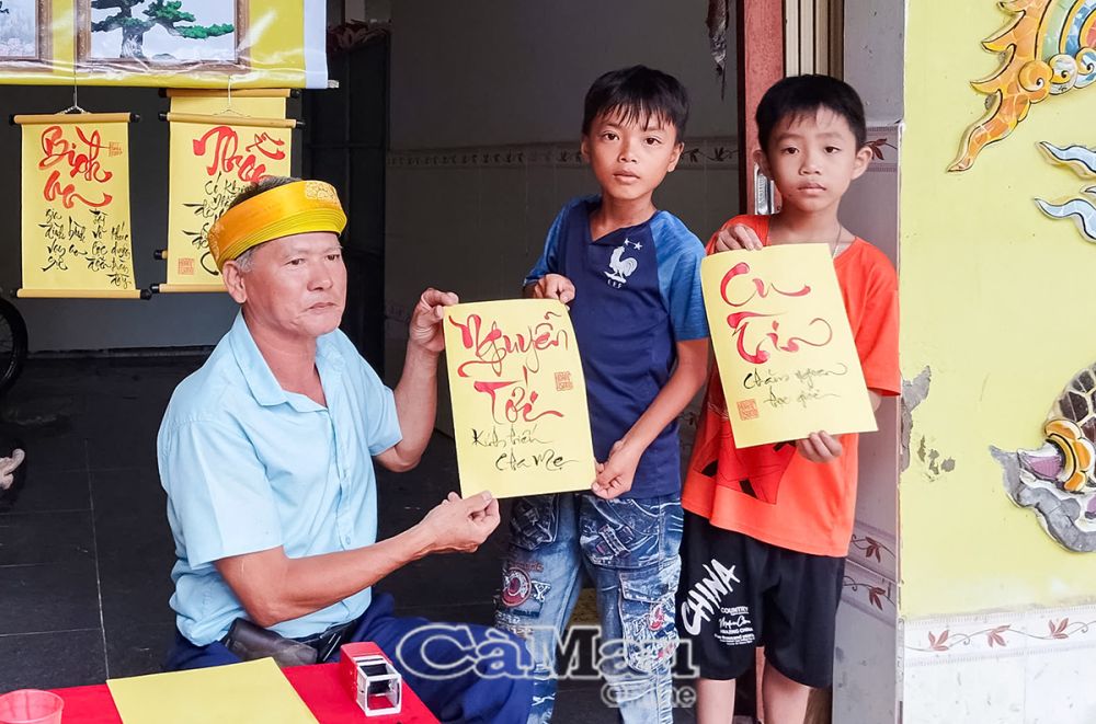 Với thầy Lê Hoàng Sơn, cho chữ, đem lại niềm vui cho nhiều người cũng là cách làm thiện nguyện.