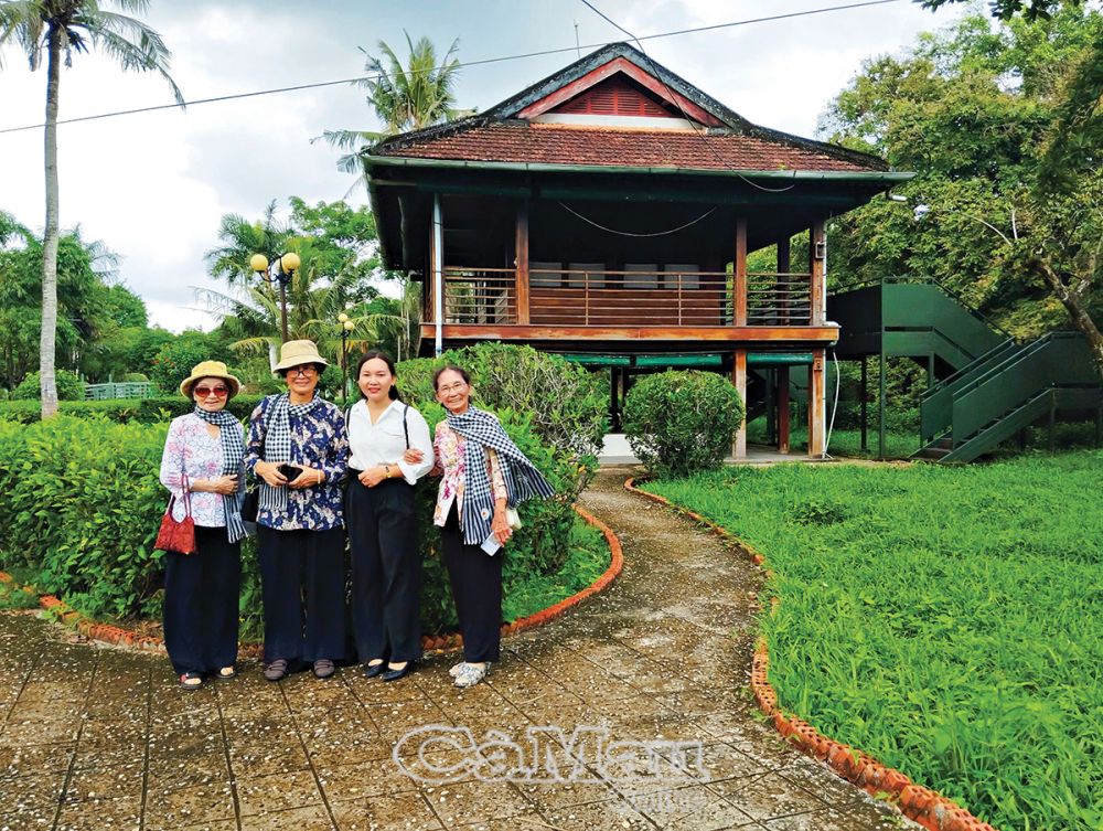 Ðược đến thăm và chụp ảnh lưu niệm bên Nhà sàn Bác là mong ước của rất nhiều du khách.