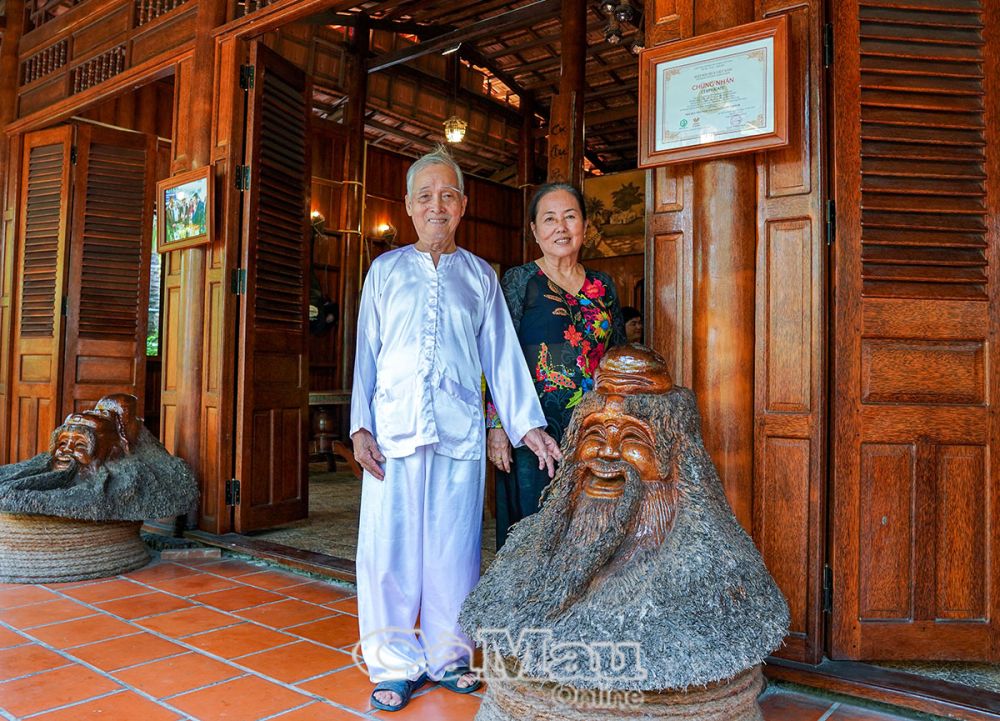 Vợ chồng ông Dương Văn Thưởng và bà Nguyễn Ngọc Giác là chủ nhân căn nhà dừa độc, lạ nhất Việt Nam.