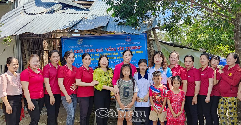 CLB Nữ doanh nghiệp khởi công xây dựng nhà  “Sống yêu thương” cho hộ anh Hồ Hoàng Tuấn.