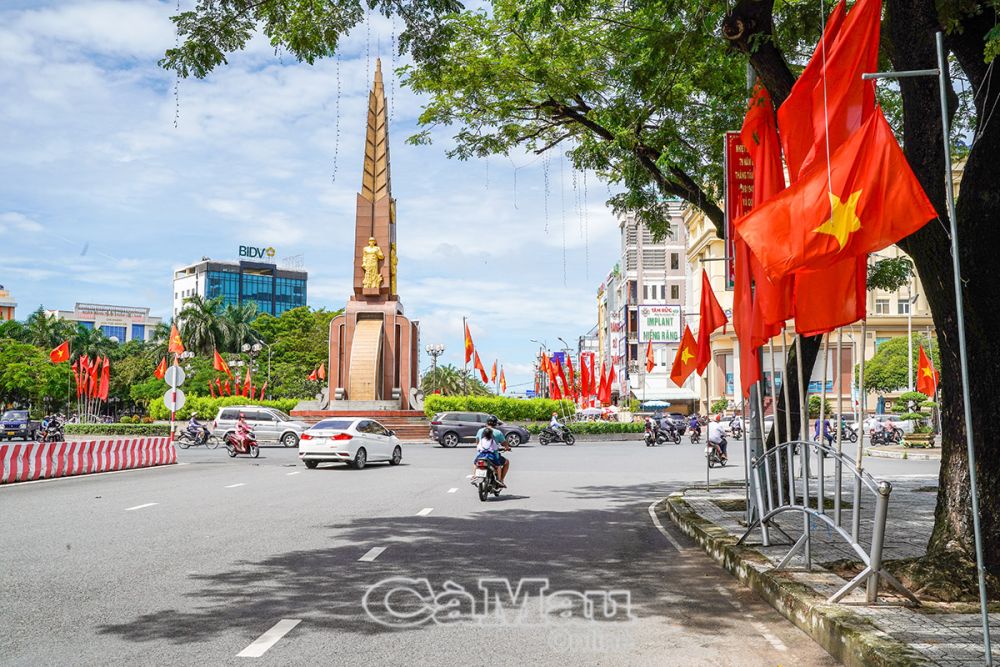 Tuyến đường trung tâm TP Cà Mau rực rỡ cờ, hoa.