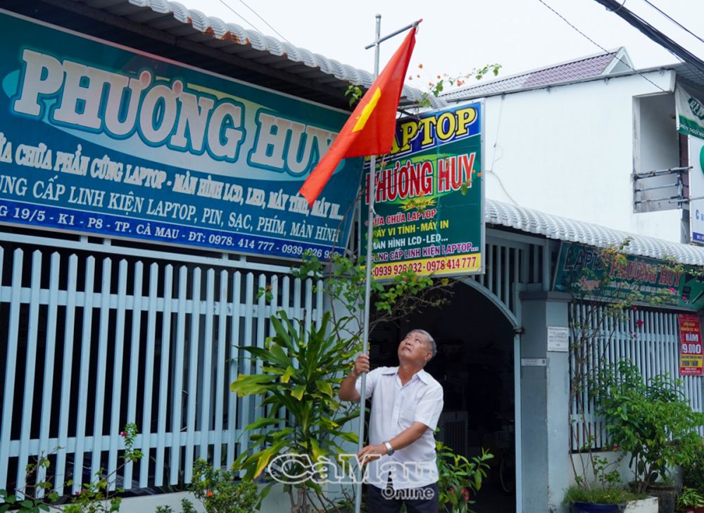 CCB Lê Văn Khen treo cờ mừng Quốc khánh.