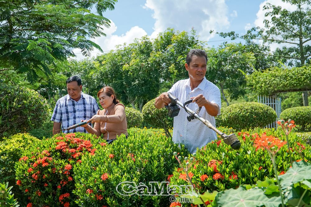 Diện mạo nông thôn mới của ấp Gò Công Ðông nói riêng và xã Nguyễn Việt Khái nói chung hiện hữu tươi tắn với vai trò trực tiếp, đầu tàu của chi bộ, đảng viên. (Trong ảnh: Chăm sóc hàng rào cây xanh, hoa kiểng tại hộ bà Huỳnh Thị Nghiệp).