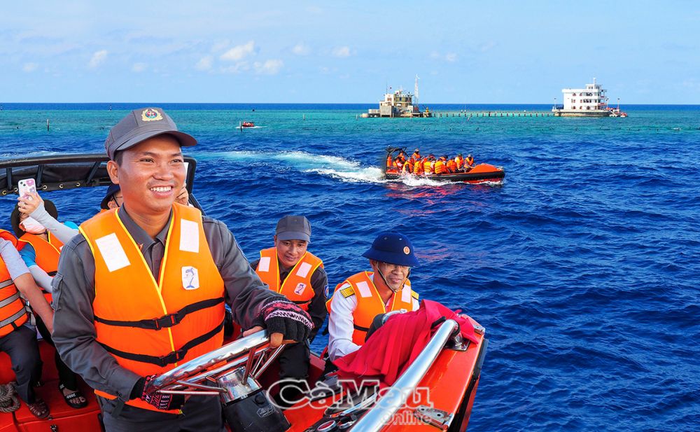 Phó thuyền trưởng kiêm Tổ trưởng Tổ xuồng Nguyễn Ðức Tài luôn đảm bảo tuyệt đối an toàn cho các thành viên đoàn công tác ra vào các đảo, lên xuống Nhà giàn trong mỗi chuyến đi.