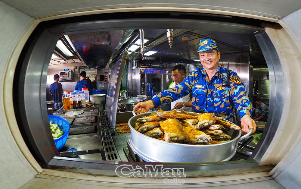 Tổ trưởng Tổ phục vụ Hoàng Thanh Hợp luôn tận tâm, chu toàn, đảm bảo các bữa ăn cho các thành viên đoàn công tác ngon miệng, đủ dinh dưỡng và an toàn vệ sinh thực phẩm.