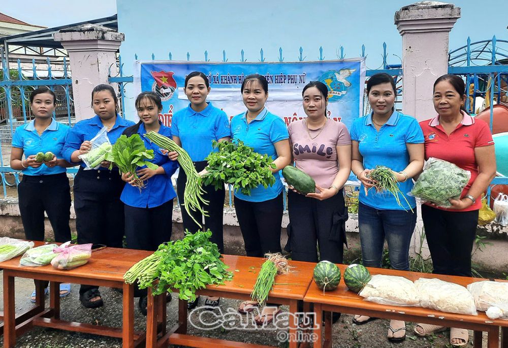 Bí thư Xã đoàn Danh Thị Mị (thứ 4 từ trái sang) trong hoạt động hỗ trợ tiêu thụ nông sản.