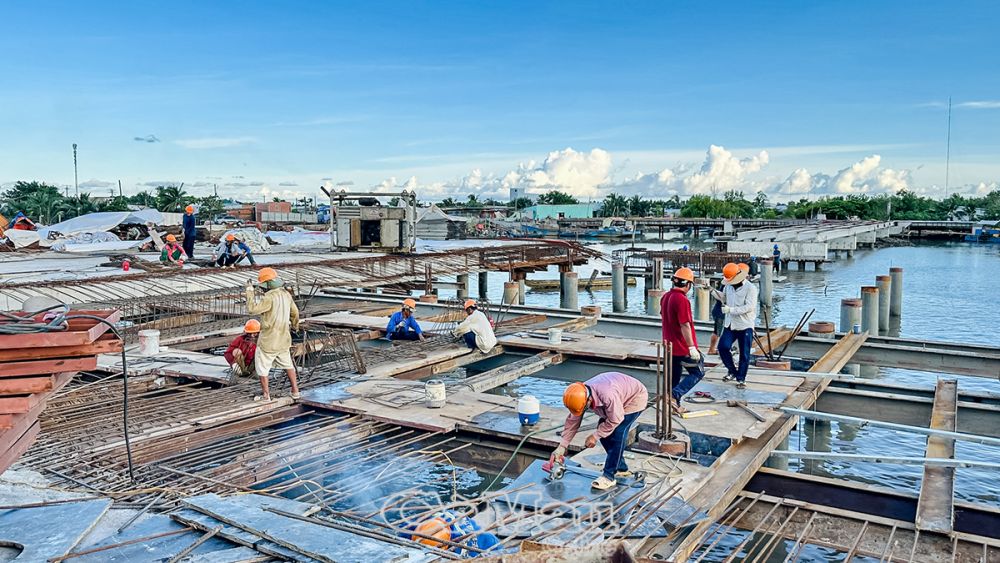 Công nhân ráo riết thi công để hoàn thành các hạng mục, kịp tiến độ cho sự kiện trọng đại.