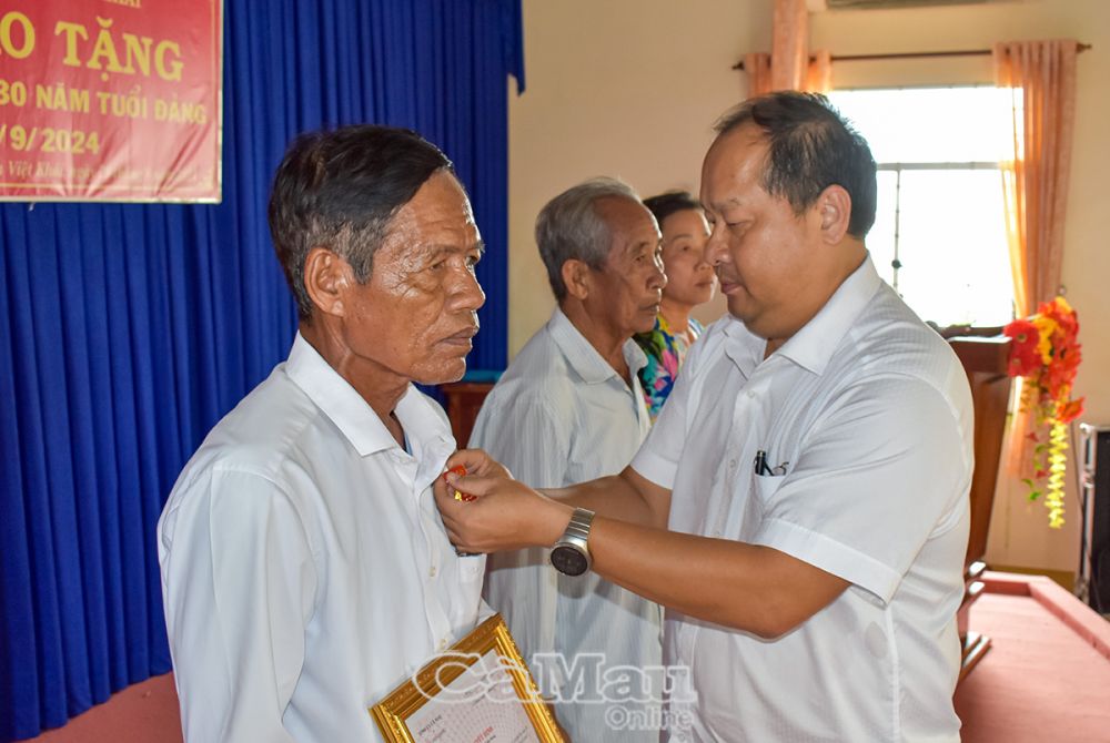 Ông Nguyễn Phương Bắc, Bí thư Huyện uỷ trao Huy hiệu Ðảng cho đảng viên ở xã Nguyễn Việt Khái.