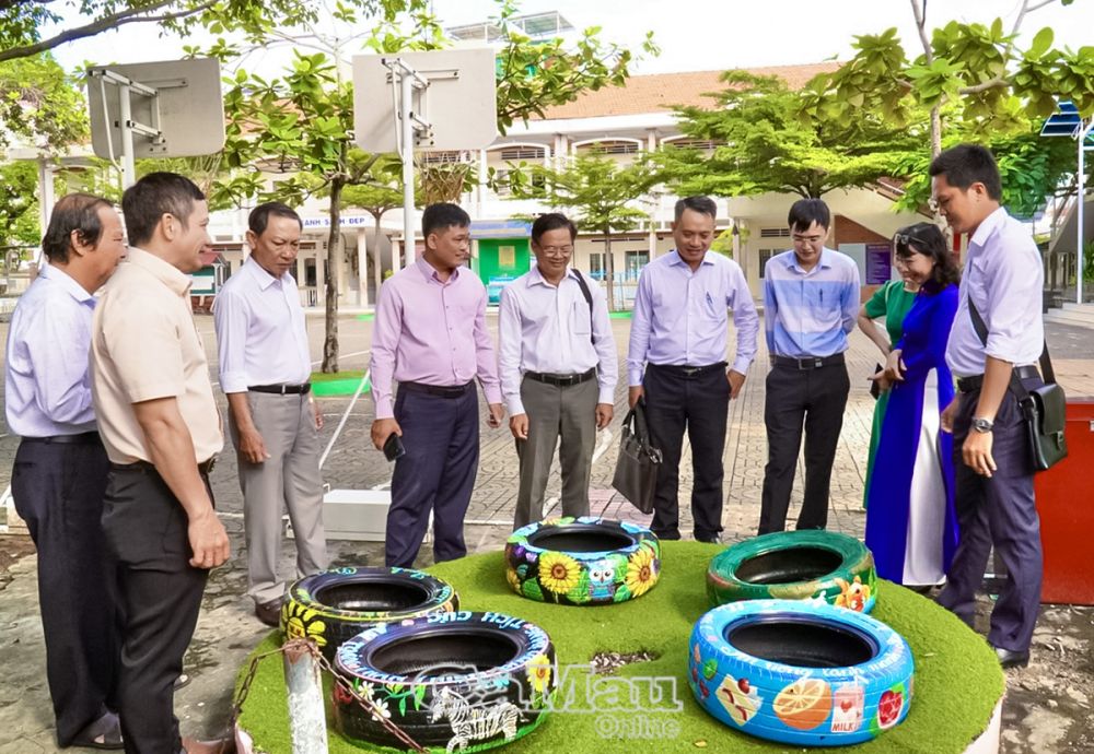 Kiểm tra công tác phòng, chống dịch tại Trường Tiểu học Hùng Vương, Phường 5, TP Cà Mau.