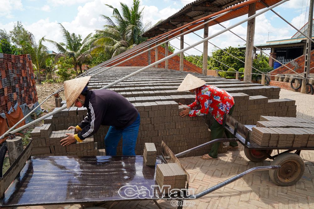 Là sản phẩm chủ lực của làng gốm Mang Thít, mỗi ngày có hàng ngàn thiên gạch ra lò, phục vụ xây dựng.