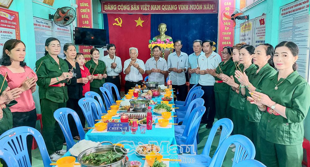 Chi bộ, Mặt trận, đoàn thể và đông đảo bà con thắp hương nhân ngày giỗ Bác.