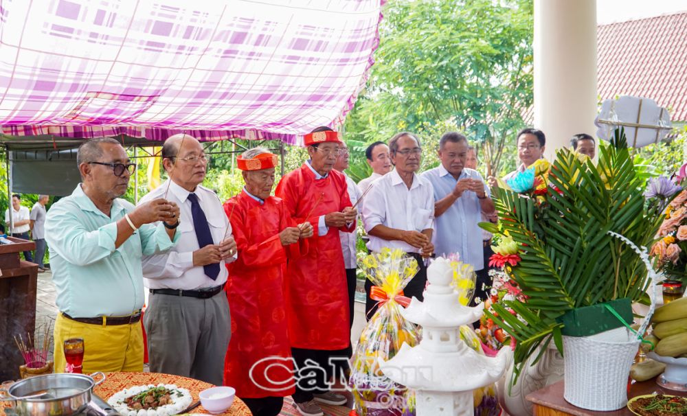 Thành kính dâng hương tưởng nhớ hai vị lãnh đạo nghĩa quân.