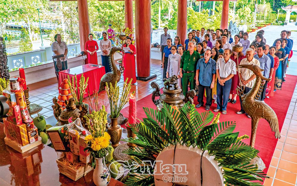 Ðại biểu thành kính, trang nghiêm trước Gian thờ Chủ tịch Hồ Chí Minh. Ảnh: NHẬT MINH