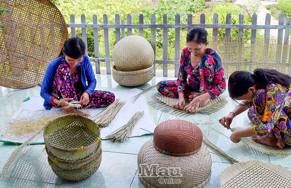 Nét đẹp lao động bình dị, thể hiện tình yêu, tâm huyết của các mẹ, các chị đối với nghề đan đát truyền thống ở vùng quê Khánh Bình Ðông, huyện Trần Văn Thời.