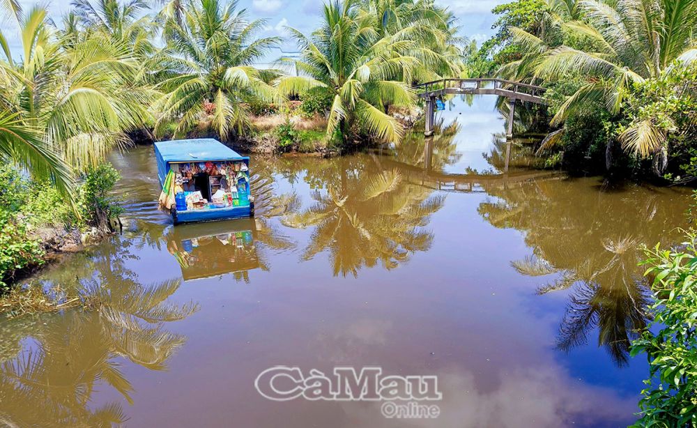 “Tiệm tạp hoá” lưu động trên khắp kênh, rạch, mang đến sự tiện lợi cho người tiêu dùng.