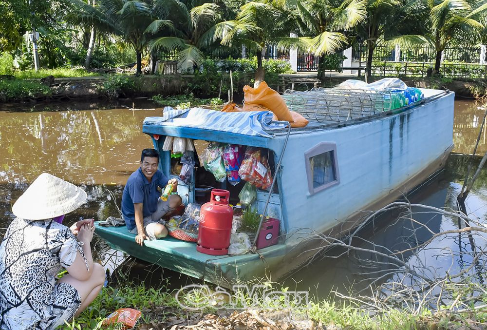 Ông Ðỗ Văn Thủ, xã Khánh Lâm, huyện U Minh, có 15 năm gắn bó với ghe hàng. Ông Thủ cho biết, mấy lần định mở tiệm trên bờ nhưng lại nhớ cuộc sống thương hồ.