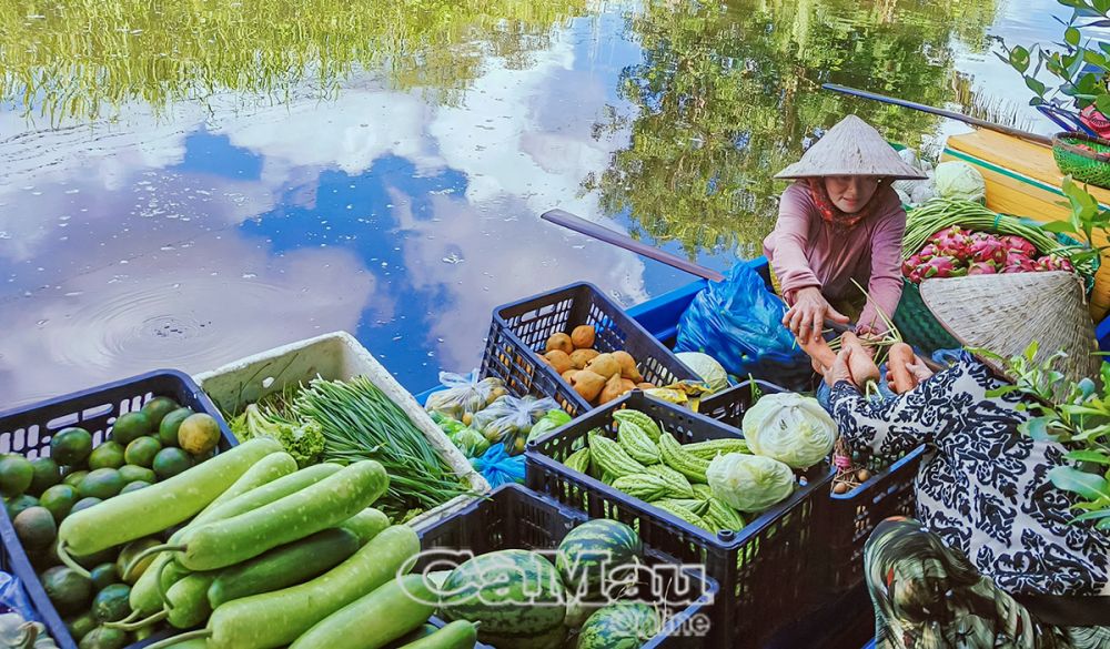 Xuồng hàng bông mang theo rau củ quả phục vụ bà con. 20 năm buôn bán trên sông, bà Võ Thị Tạo, xã Trí Lực, huyện Thới Bình, nuôi 3 người con học hành tới nơi tới chốn.