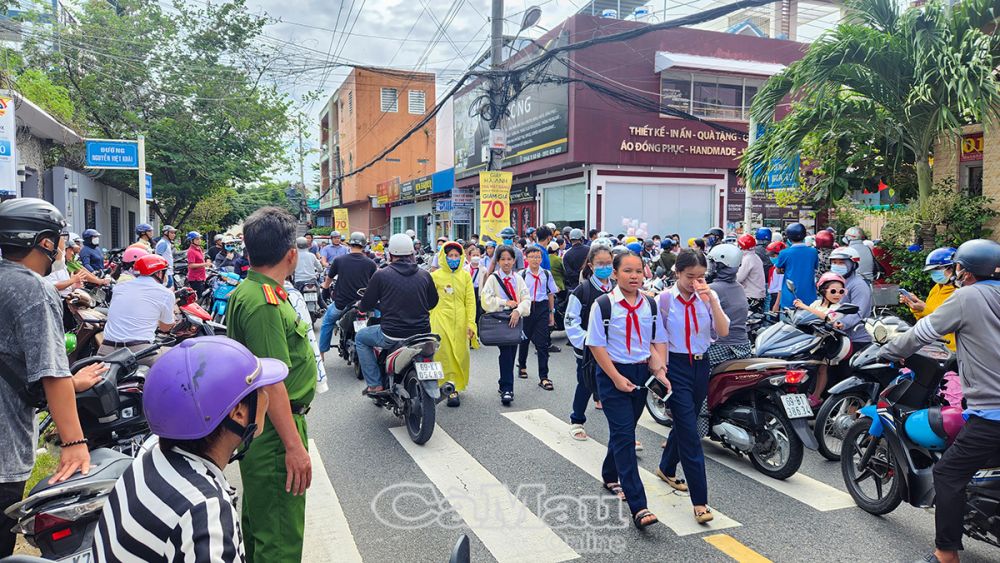 Công an Phường 5 sắp xếp trật tự tại đường ra cổng Trường THCS Nguyễn Thái Bình trong giờ tan trường ngay trước ngày khai giảng.