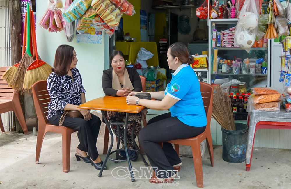 Hội LHPN thị trấn Sông Ðốc thường xuyên đến thăm và hỗ trợ sinh kế cho hội viên có hoàn cảnh khó khăn.