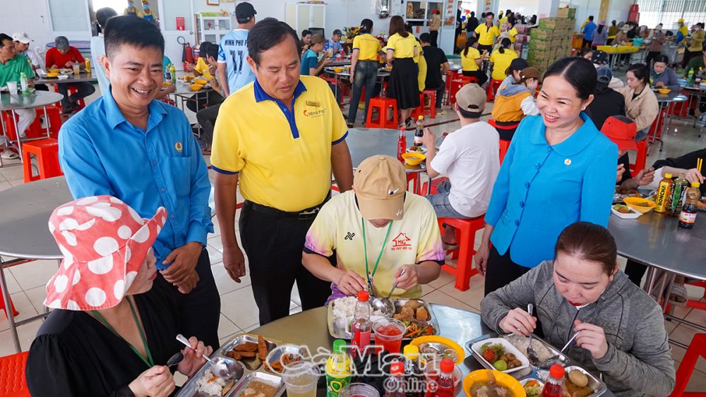 Lãnh đạo LÐLÐ tỉnh cùng lãnh đạo Công ty CP Tập đoàn Thuỷ sản Minh Phú thăm hỏi, trò chuyện cùng NLÐ của công ty.