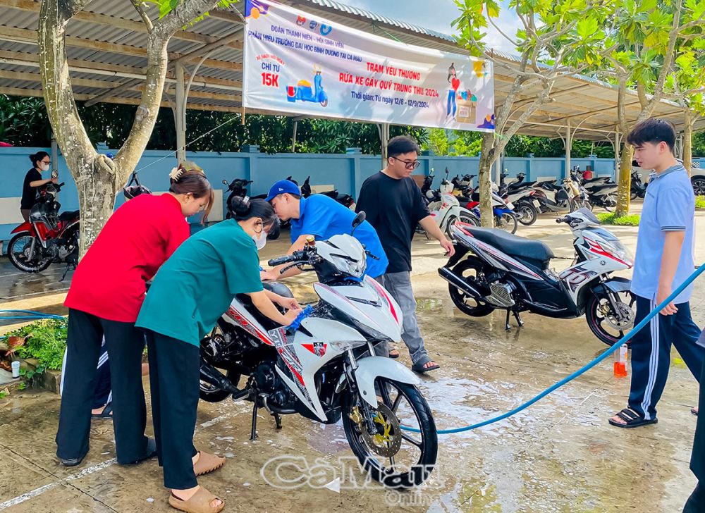 "Trạm yêu thương" nhận được sự quan tâm, ủng hộ của đông đảo thầy cô, sinh viên...