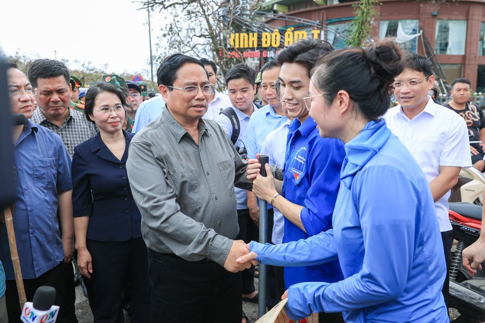 Thủ tướng động viên lực lượng thanh niên xung kích tham gia dọn vệ sinh môi trường sau bão - Ảnh: VGP/Nhật Bắc