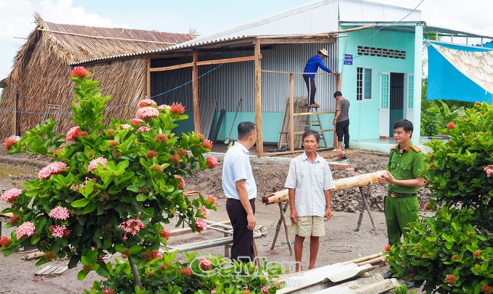 Ông Ðỗ Văn Ánh (giữa) được chính quyền, mạnh thường quân quan tâm hỗ trợ căn nhà mới kịp thời, giúp gia đình ông ổn định trước mùa mưa đến.