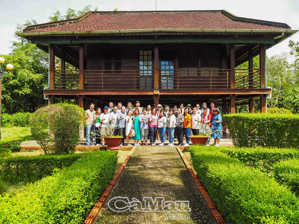 Ðoàn Bệnh viện Ðại học Y Dược TP Hồ Chí Minh chụp ảnh lưu niệm tại Nhà sàn Bác Hồ, trong khuôn viên Khu Tưởng niệm Chủ tịch Hồ Chí Minh. 