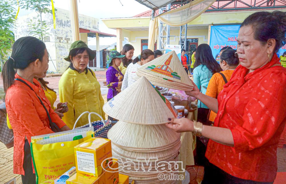 Trong “Ngày Phụ nữ sáng tạo khởi nghiệp”, Hội LHPN TP Cà Mau giới thiệu các mặt hàng mới lạ và được du khách tham quan ưa chuộng.