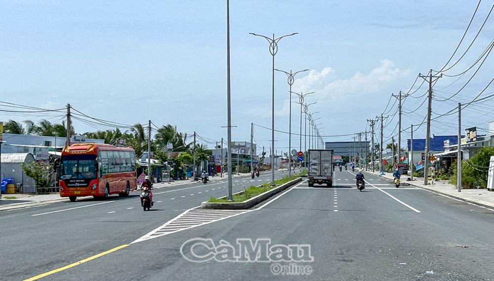 Hạ tầng phía bờ Nam Sông Ðốc ngày càng được đầu tư hoàn thiện, đã tạo điều kiện thuận lợi để nghề biển cũng như các dịch vụ nơi đây phát triển nhanh.