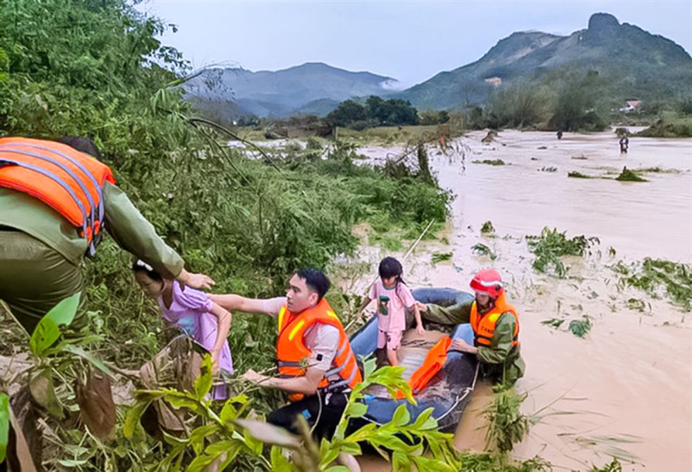 Lực lượng Công an cứu hộ người dân bị ảnh hưởng bởi lũ. Nguồn: Báo điện tử Chính phủ