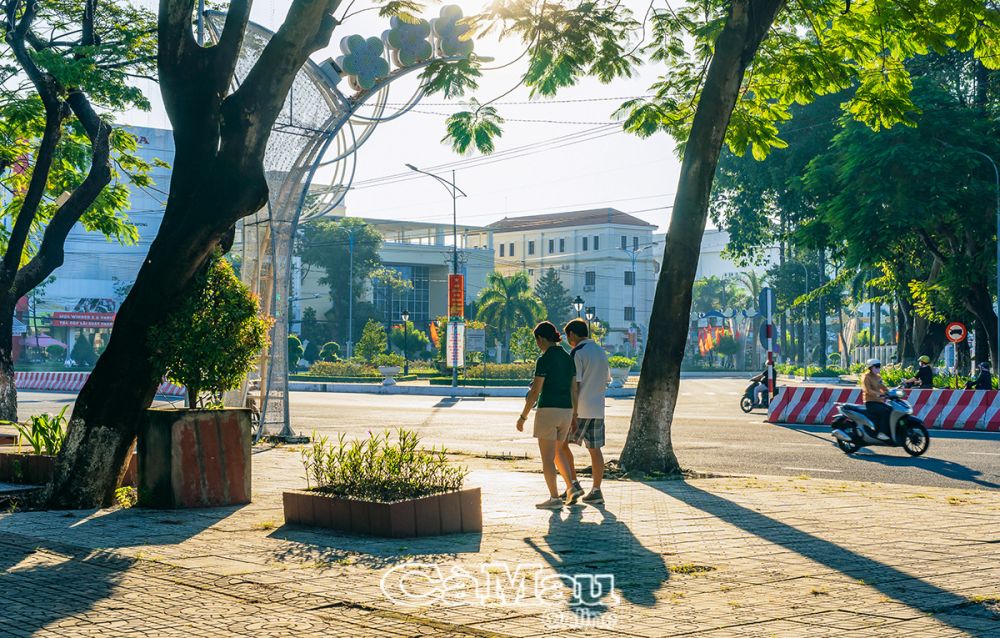 Bước vào công viên, chúng ta dễ dàng bắt gặp hình ảnh những người lớn tuổi thư thả đi bộ.