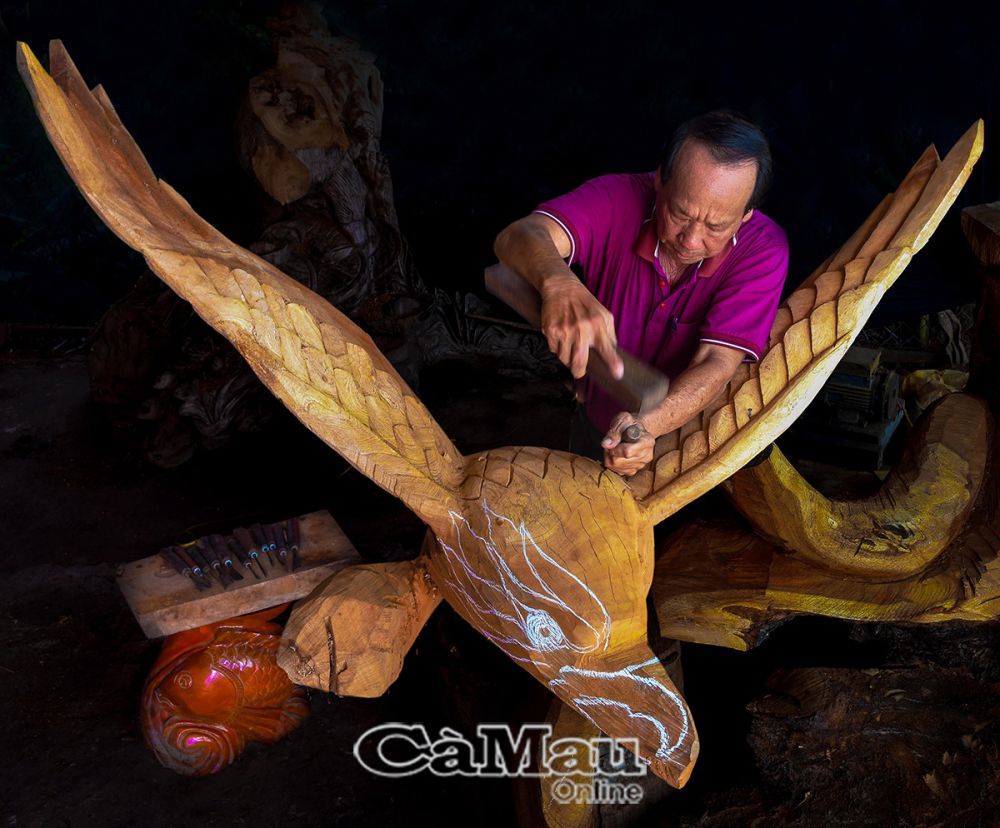 Mỗi sản phẩm điêu khắc gỗ do ông Trần Văn Thạnh (Phường 6, TP Cà Mau) tạo ra đều độc bản, với kích thước và hình dáng khác nhau.