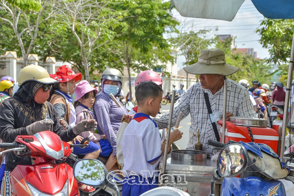 Những que kem ống đủ màu sắc, không chỉ là món ăn giải khát mà còn là cả tuổi thơ ngọt ngào.