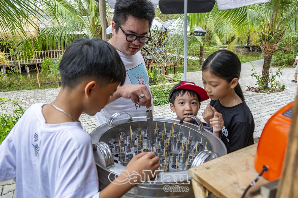 Ngày nay, món kem ống còn được phục vụ tại các điểm du lịch để du khách tìm về ký  ức tuổi thơ và để các bạn nhỏ thời nay cùng được thưởng thức hương vị này. (Ảnh chụp tại Khu Du lịch sinh thái Cà Mau Eco).