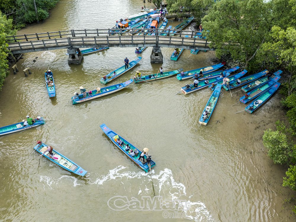 Bến sông Trường Tiểu học 2, xã Viên An, mỗi buổi sáng có rất nhiều học sinh đến trường bằng phương tiện thuỷ.