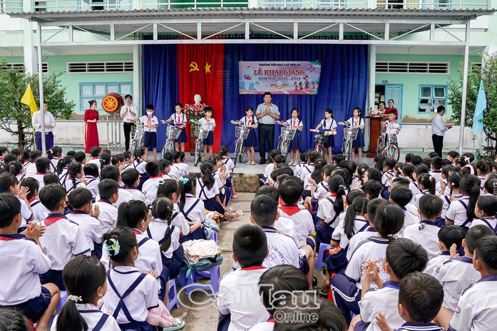 Trường Tiểu học 2, xã Viên An vận động hỗ trợ xe đạp tặng học sinh tại Lễ khai giảng năm học mới 2024-2025.