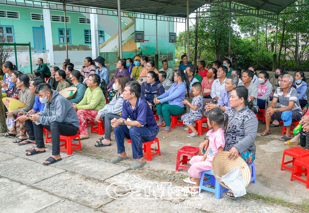 Rất nhiều phụ huynh vì đường xa phải bỏ công ăn việc làm, ở lại trường để chờ đón con.