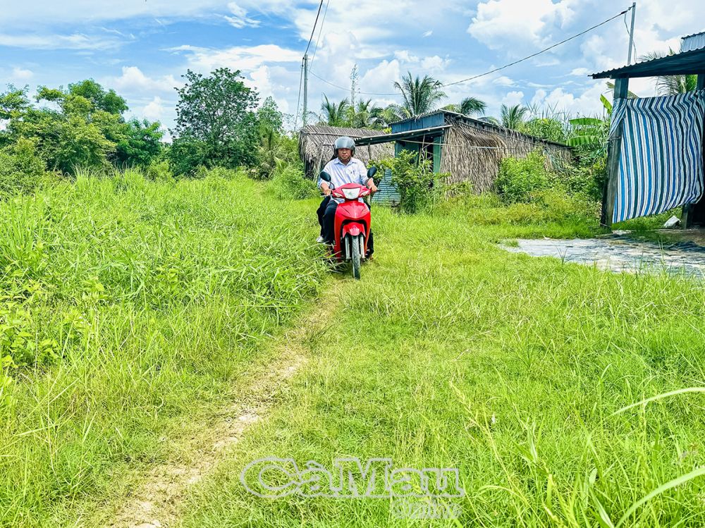 Người dân tuyến kênh Ðìa Gòn, ấp Thị Tường, đi lại còn khó khăn do chưa có lộ bê tông.