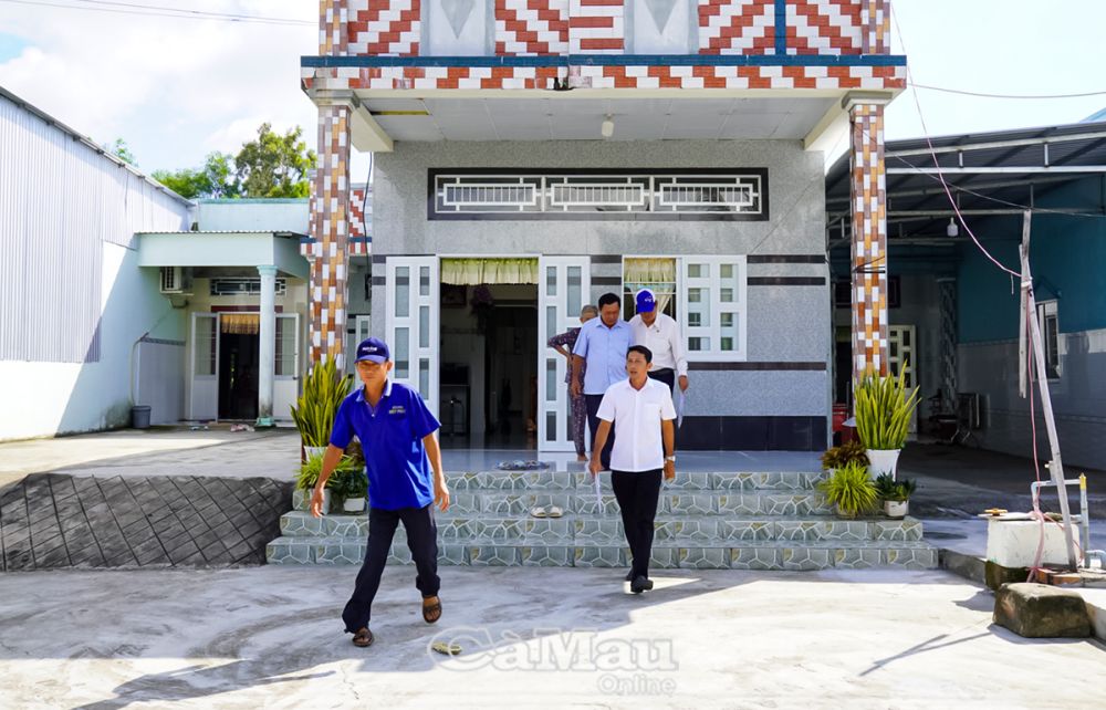 Vợ chồng anh Ðặng Thanh Phong tích góp hơn 30 năm mới có được mái nhà khang trang.